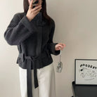 グレー